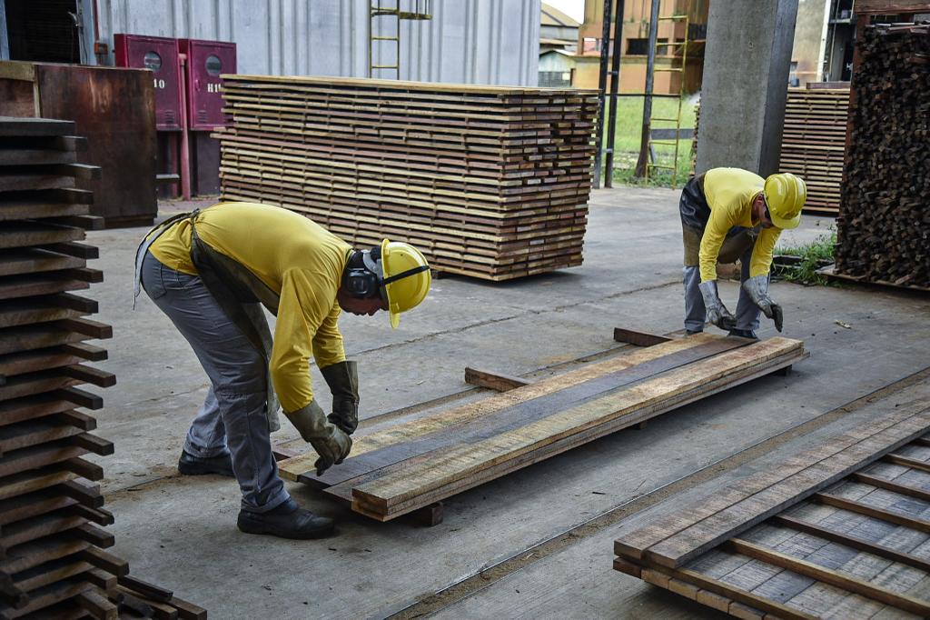 Governo do Acre estreita parceria com indústria de pisos de madeira