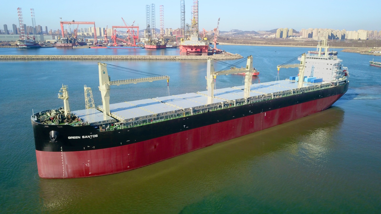 Maior navio de transporte de celulose do mundo faz primeira viagem